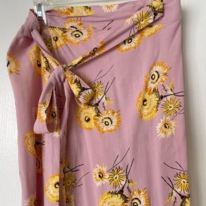 Madewell size XS wrap skirt. Yellow flowers, pink/purple, dusty rose, midi lengt